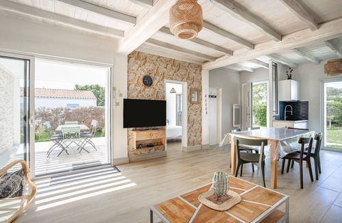Le Grand-Village-Plage House | Family House at Grand-Village-Plage with 3 Bedrooms, Wi-Fi, and Washing Machine - 6 People