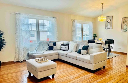 Streamwood House | Family Haven in Streamwood | Ideal for Stay Long