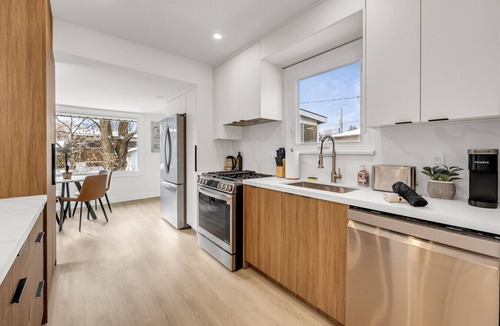 Burlington House | *Family Haven* Renovated 3BR Backyard Parking