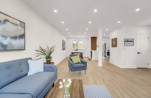 Burlington House | *Family Haven* Renovated 3BR Backyard Parking