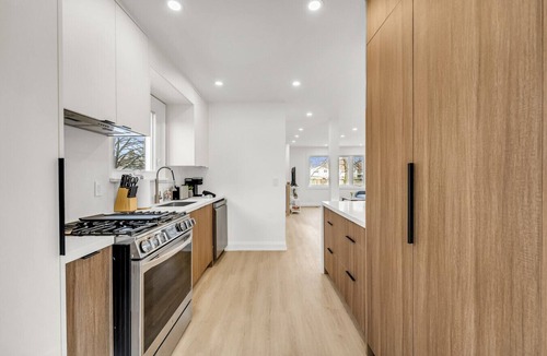 Burlington House | *Family Haven* Renovated 3BR Backyard Parking