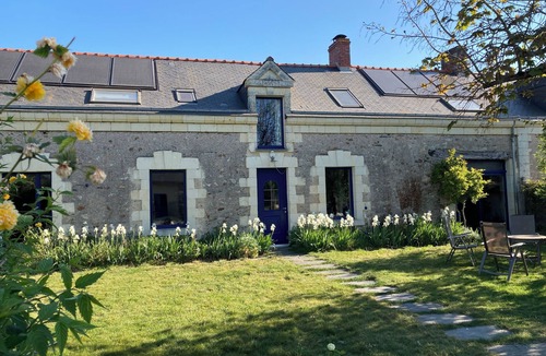 Saint-Saturnin-sur-Loire House | Family home between vineyards, Loire Valley and Chateaux