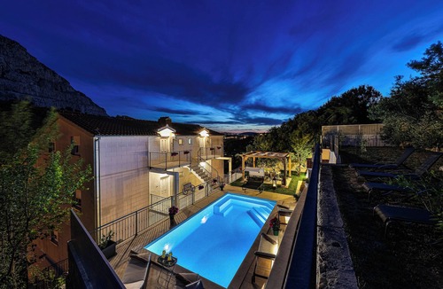 Zrnovnica Villa | Family Holiday House with Private Swim Spa Heated Pool *