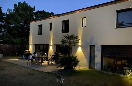 Les Moutiers-en-Retz House | Family home near the sea - heated swimming pool, trampoline, exotic garden.