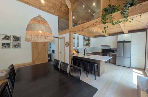Notre-Dame-des-Laurentides House | Family Home for 12 people | Spa & Fireplace | AC