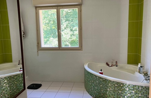 Verneuil-sur-Vienne House | Family home with pool