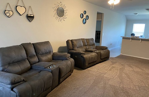 Newcastle House | Family Home in Small Country Town 15 min from OKC