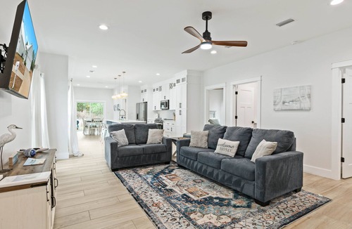 Foley House | Family home near OWA and beaches, king bed, cornhole, fire pit, pet friendly!