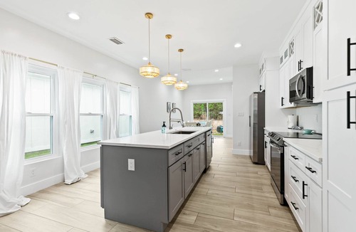 Foley House | Family home near OWA and beaches, king bed, cornhole, fire pit, pet friendly!