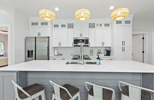 Foley House | Family home near OWA and beaches, king bed, cornhole, fire pit, pet friendly!
