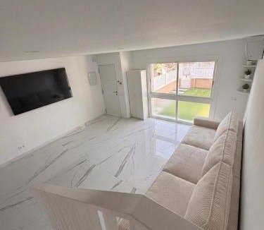 Cunit Ski Chalet | Family Home Right Next to the Beach