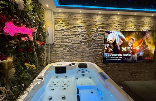 Maisdon-sur-Sevre House | Family home with jacuzzi