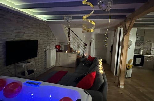 Maisdon-sur-Sevre House | Family home with jacuzzi