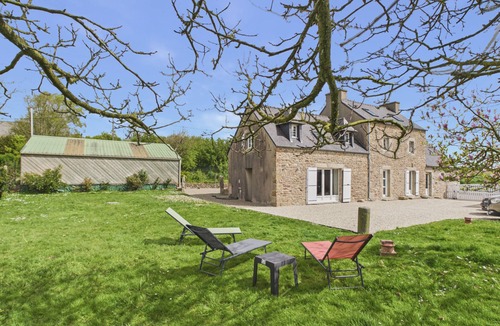Kerlouet House | Family home with large garden in a quiet area
