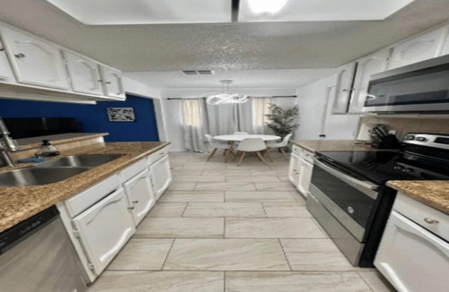 Klein House | Family home with pool table in Houston with 8 beds and backyard