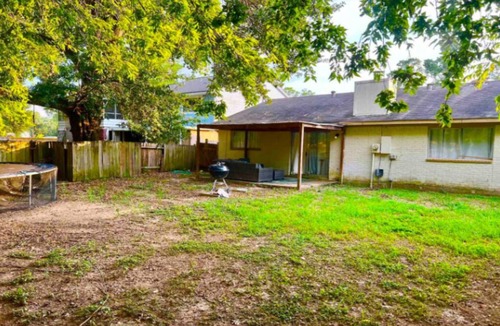 Klein House | Family home with pool table in Houston with 8 beds and backyard