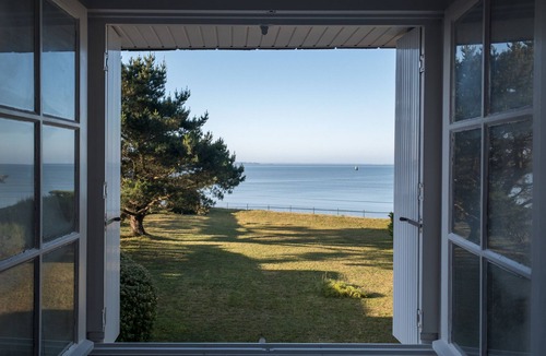 Ambon House | Family home with the ocean at the end of the garden.
