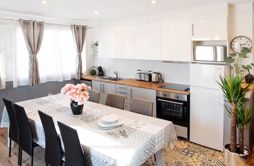 Villejuif Apartment | Family House 10 pers, parking – métro line 7