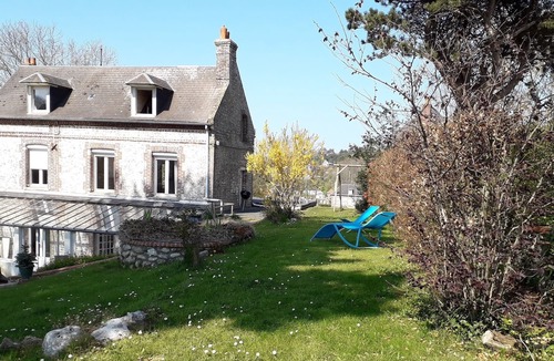 Veulettes-sur-Mer Cottage | Family house 800 m from the sea