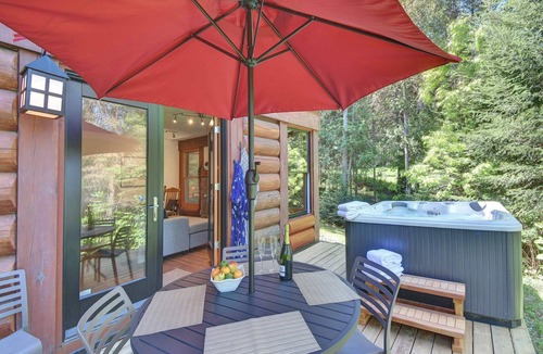 Lac Superieur Village Ski Chalet | Family Lake Access Chalet w/Spa