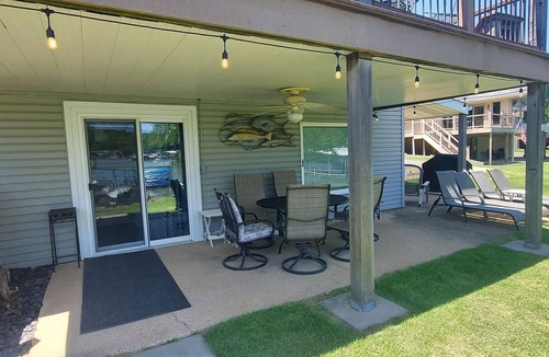 Camdenton House | Family Lakefront, Great View, Big Yard & dock, Kayaks, Patio, firepit, Fish Swim