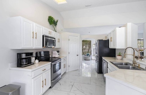 Port Saint John House | Family Launch View Stay—Modern & Bright.