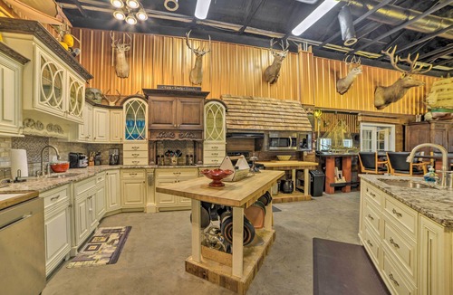Dover Cabin | Family Leatherwood Resort Cabin w/Fire Pit!