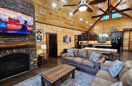 Hochatown Cabin | Family Lodge: 5 King Beds Hot Tub Game Deck Boat Parking
