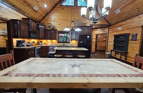 Hochatown Cabin | Family Lodge: 5 King Beds Hot Tub Game Deck Boat Parking