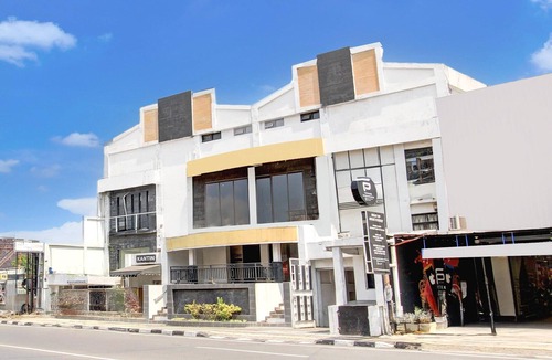 Semarang House | Family Luxury Suite W/Free WiFi and Parking