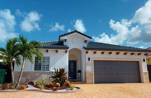 Ludlam House | Family Oasis Heated Pool 10 min to Zoo & Marina