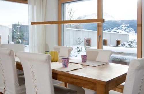 Grisons Apartment | Family oasis with garden and fireplace