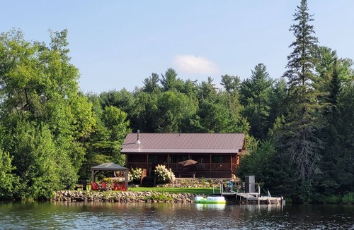 Golden Lake Cottage | Family Oriented waterfront Log Cabin with hot tub
