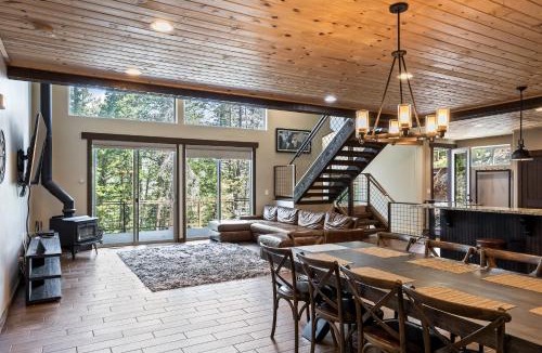 Summit Park Resort | Family Paradise, Sleeps 14, High-End Interiors, 20 Minutes from the Mountain!