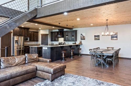 Summit Park Resort | Family Paradise, Sleeps 14, High-End Interiors, 20 Minutes from the Mountain!
