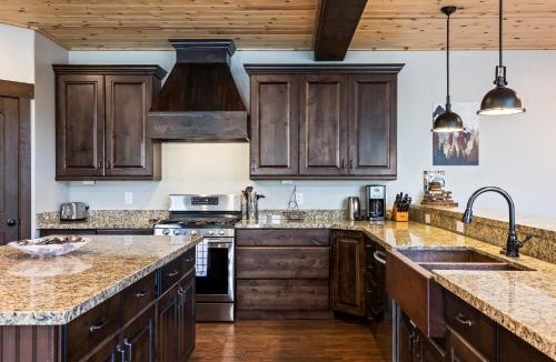Summit Park Resort | Family Paradise, Sleeps 14, High-End Interiors, 20 Minutes from the Mountain!