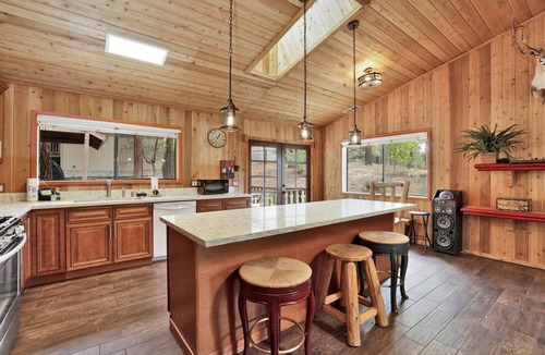 Fox Farm Cabin | Family & Pet Friendly 2BR: Mins to Snow Summit w/Hot Tub & BBQ