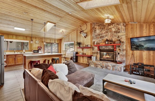 Fox Farm Cabin | Family & Pet Friendly 2BR: Mins to Snow Summit w/Hot Tub & BBQ