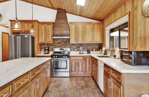 Fox Farm Cabin | Family & Pet Friendly 2BR: Mins to Snow Summit w/Hot Tub & BBQ