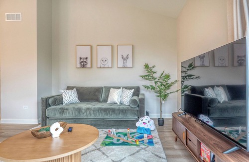 Minooka House | Family & Pet friendly 3-bedroom home with King sized beds, 2 bathrooms & Patio