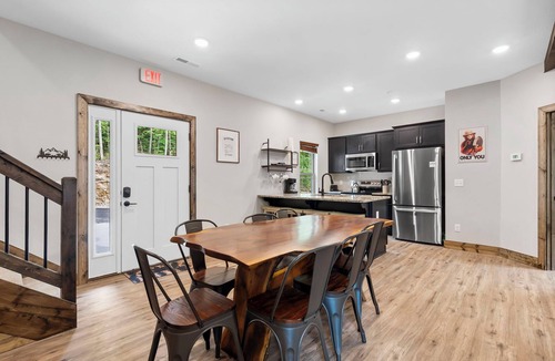Hollister Cabin | Family/Pet friendly/6 beds!