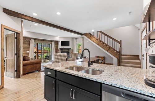 Hollister Cabin | Family/Pet friendly/6 beds!