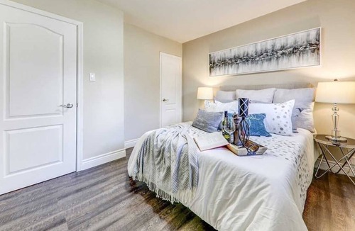 Oshawa House | Family/Pet friendly Luxurious bungalow spacious backyard for perfect staycation