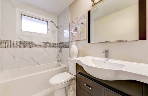 Oshawa House | Family/Pet friendly Luxurious bungalow spacious backyard for perfect staycation