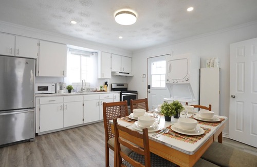 Cornwall House | Family & Pet Friendly Modern Bright Bungalow