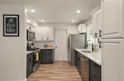 Franklin Park House | Family & Pet Friendly-Pool Table