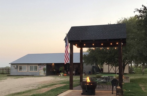 Waelder House | Family/pet friendly retreat, convenient to Austin, and south central Texas.