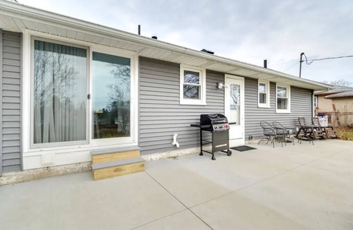 North Greece House | Family & Pet-Friendly w/yard & game room/desk. Walk a block to Lake Ontario.