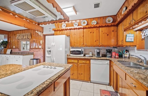 East County Civic Group House | Family Pool Home Sleeps 8