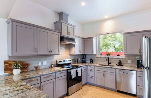 Del Valle House | Family-Ready 4BR with Yard & Kids, Playground